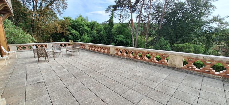 Maison - 1 500 m² - 40 pièces