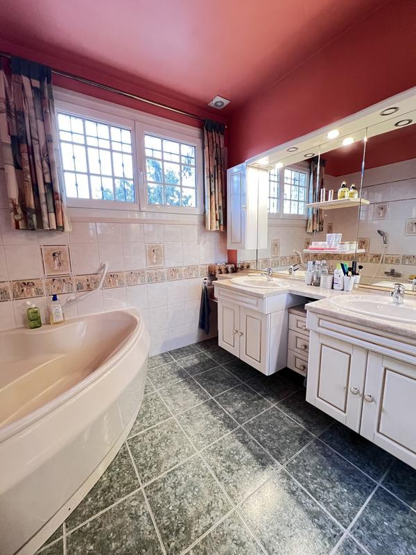 Maison traditionnelle - 175 m² - 8 pièces