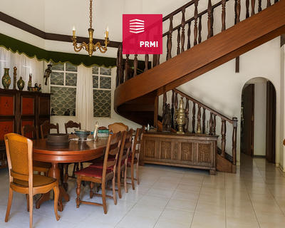 Maison - 250 m² - 6 pièces