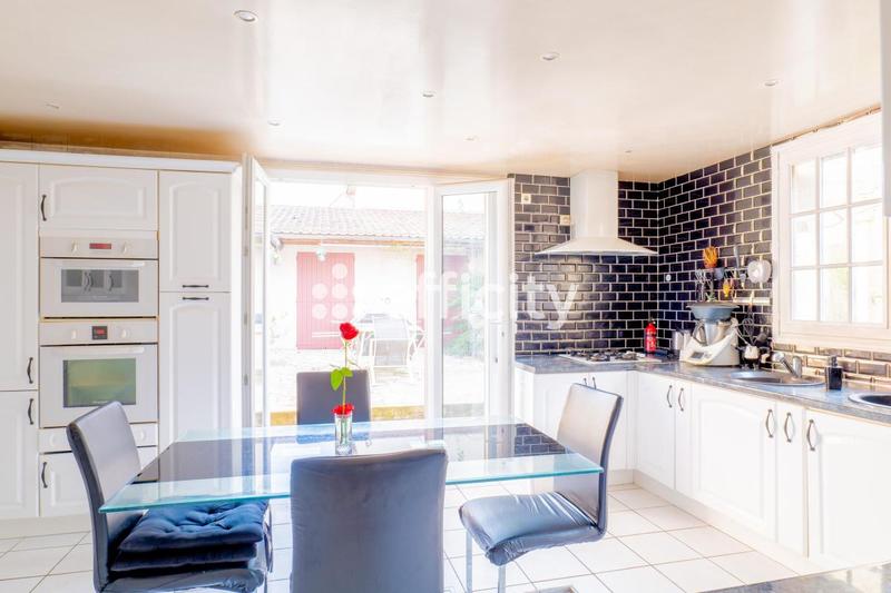 Maison - 205 m² - 7 pièces