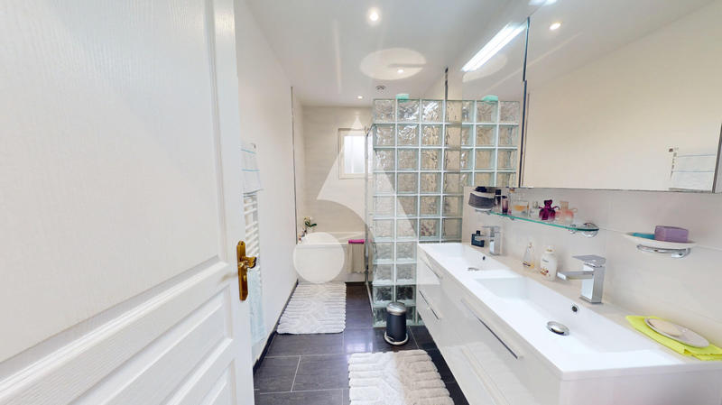 Maison - 156 m² - 8 pièces