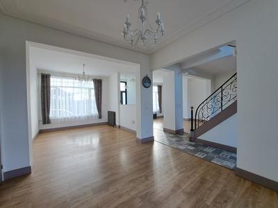 Maison - 230 m² - 7 pièces