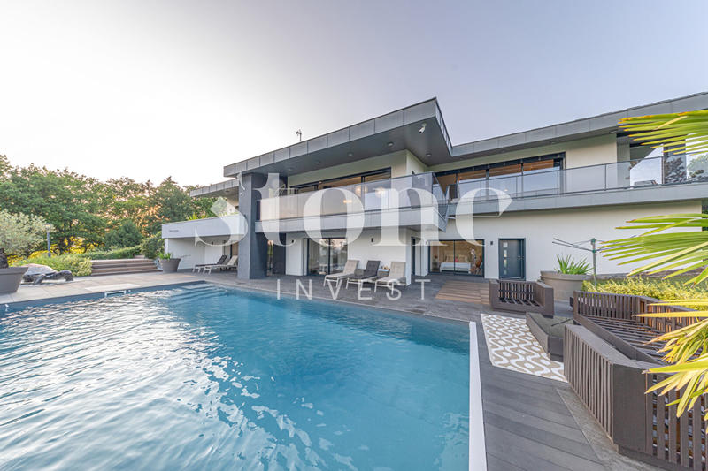 Maison - 355 m² - 16 pièces