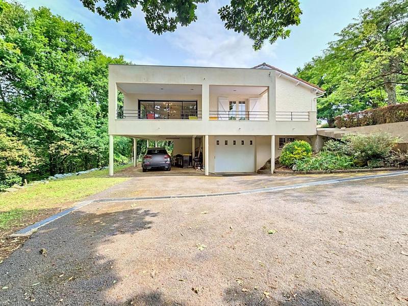 Maison - 275 m² - 11 pièces