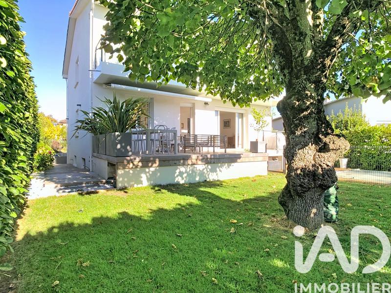 Maison - 230 m² - 8 pièces