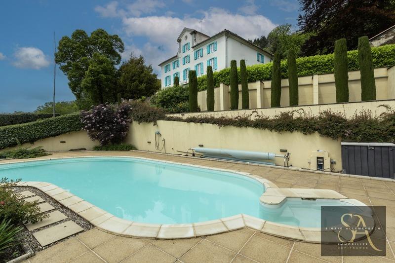 Maison - 312 m² - 9 pièces