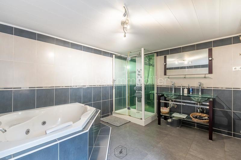 Maison - 180 m² - 8 pièces