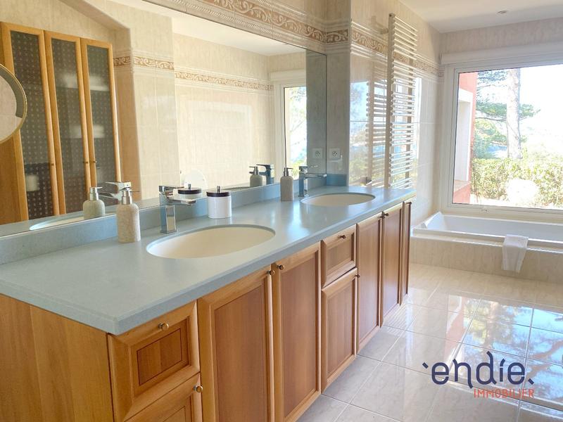 Maison - 300 m² - 6 pièces