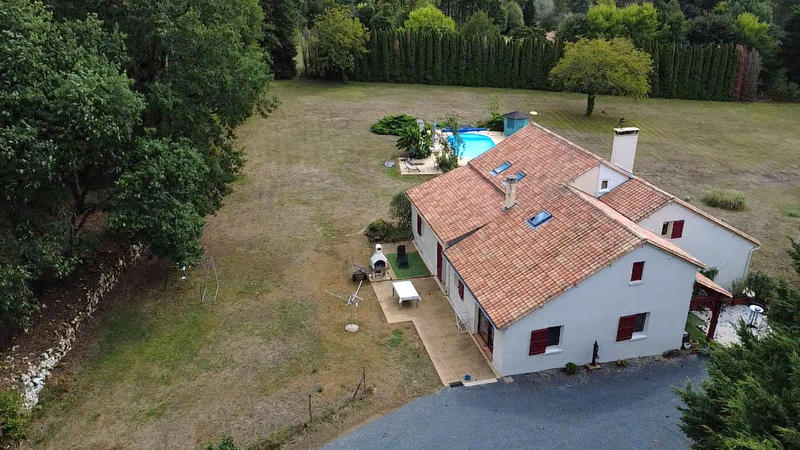 Maison - 220 m² - 8 pièces