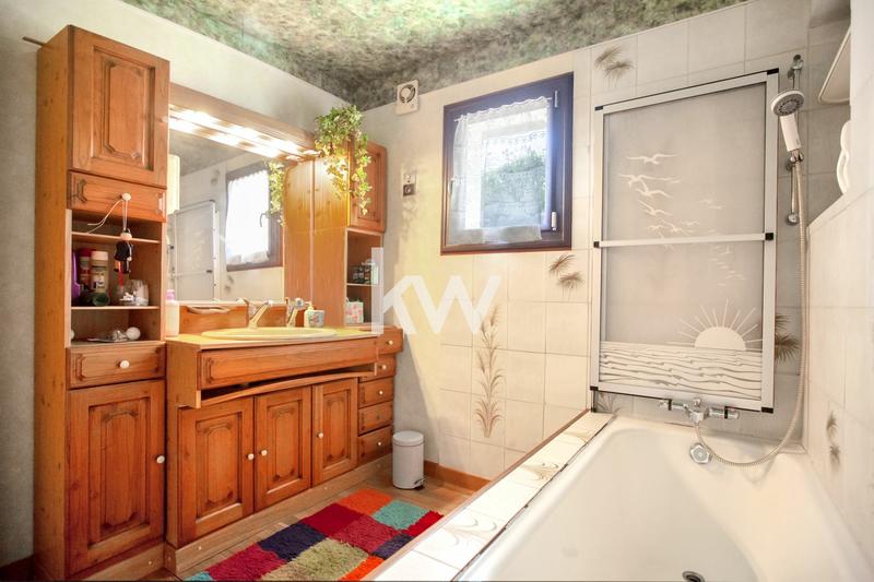 Maison - 250 m² - 6 pièces