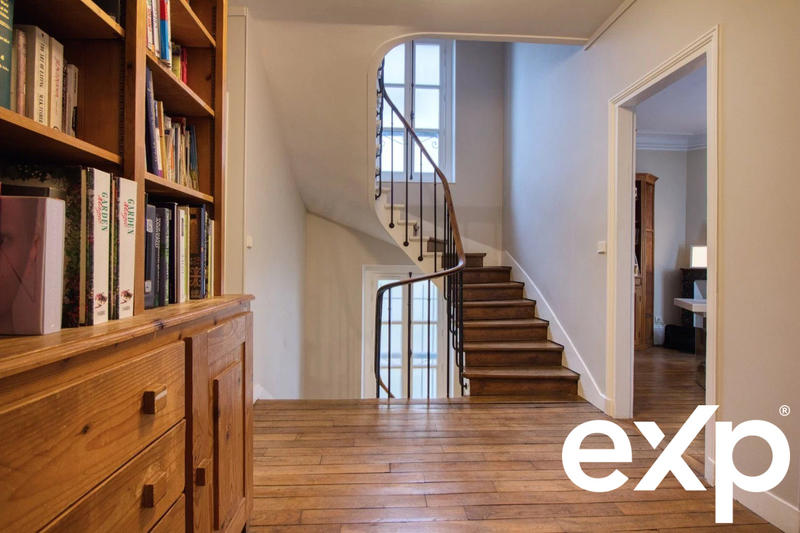 Maison - 220 m² - 11 pièces