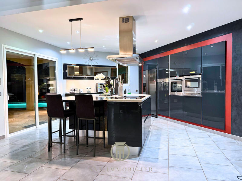 Maison - 276 m² - 9 pièces