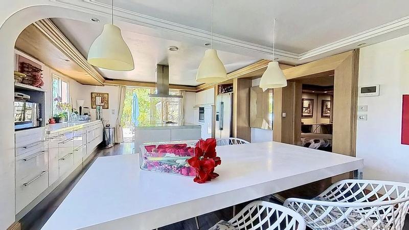 Appartement - 202 m² - 6 pièces