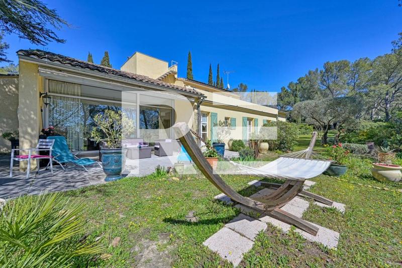 Maison - 285 m² - 8 pièces