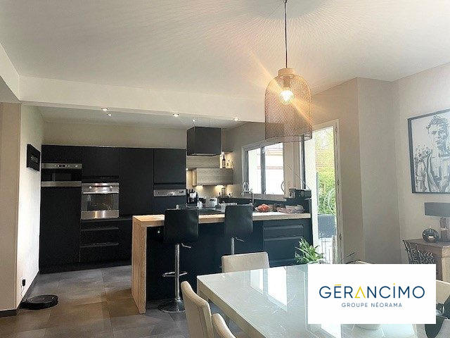 Maison - 241 m² - 7 pièces