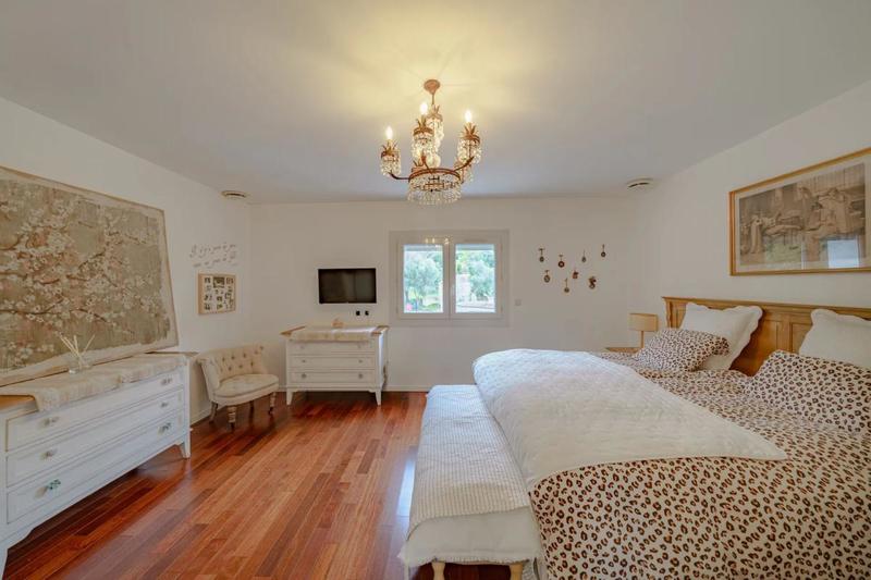 Maison - 335 m² - 12 pièces