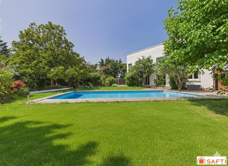 Maison - 220 m² - 8 pièces