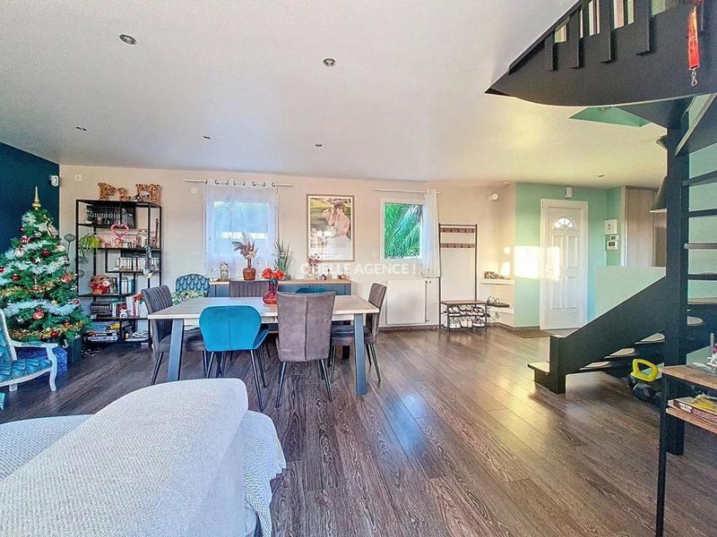 Maison - 90 m² - 5 pièces