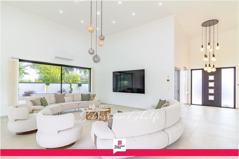 Maison - 220 m² - 9 pièces