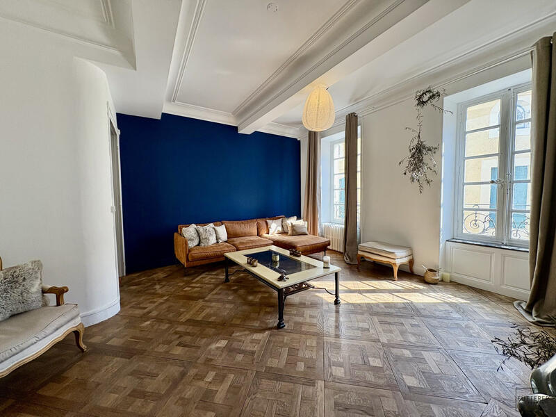 Maison - 355 m² - 10 pièces