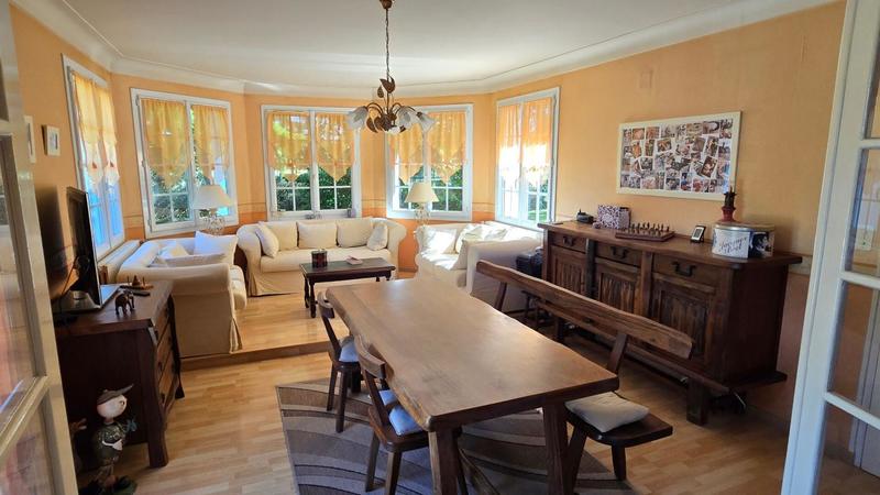 Maison - 168 m² - 9 pièces