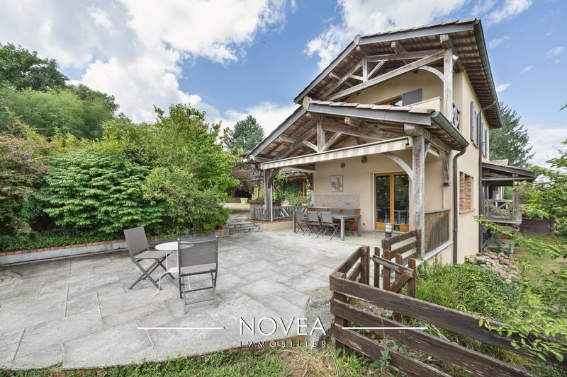 Maison - 220 m² - 9 pièces