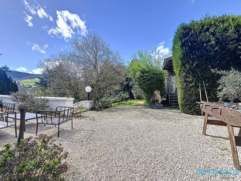 Maison - 300 m² - 8 pièces