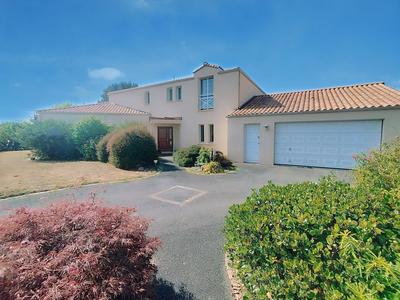 Maison - 237 m² - 10 pièces