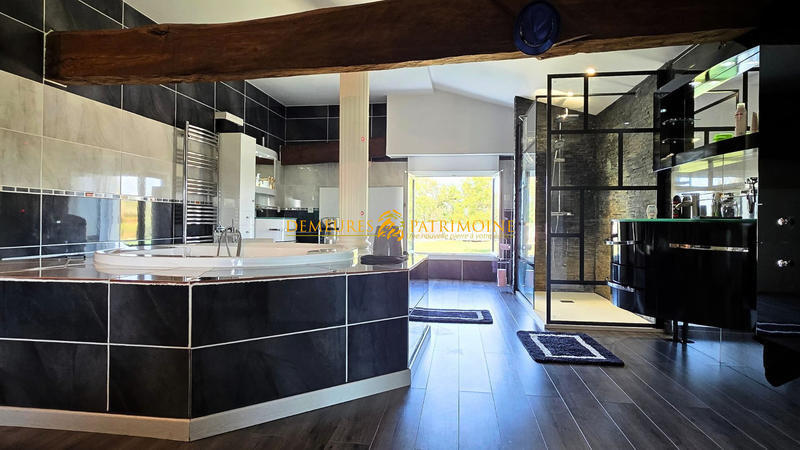 Maison - 700 m² - 9 pièces