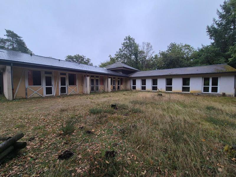 Maison - 3 712 m² - 59 pièces