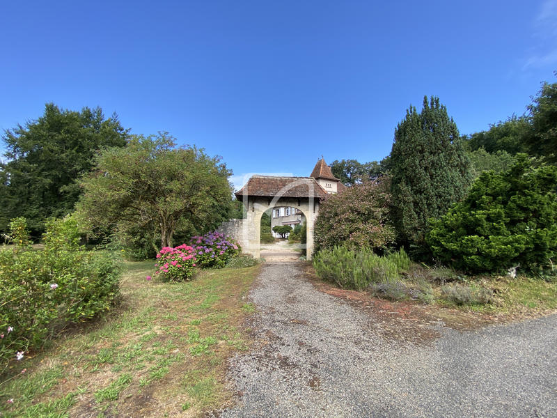 Propriété - 250 m² - 12 pièces