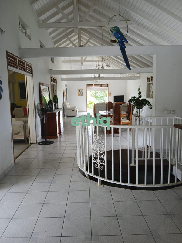 Maison - 445 m² - 13 pièces