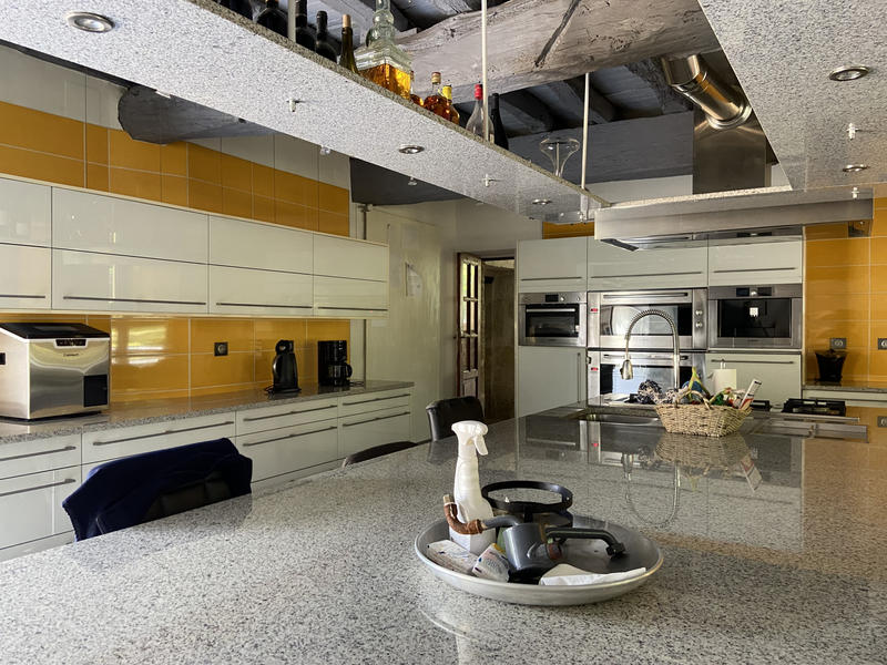 Propriété - 1 200 m² - 20 pièces