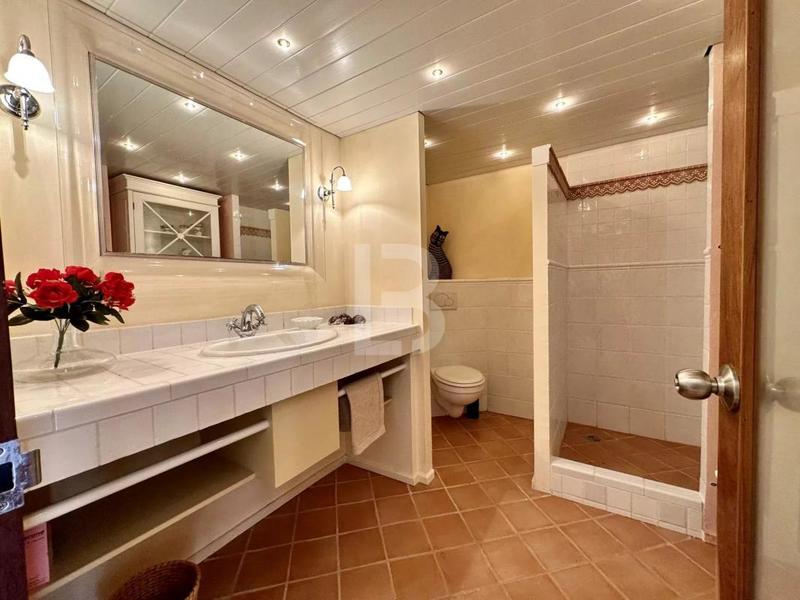 Maison - 260 m² - 11 pièces