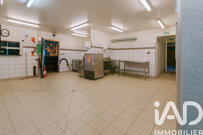 Maison - 930 m² - 4 pièces