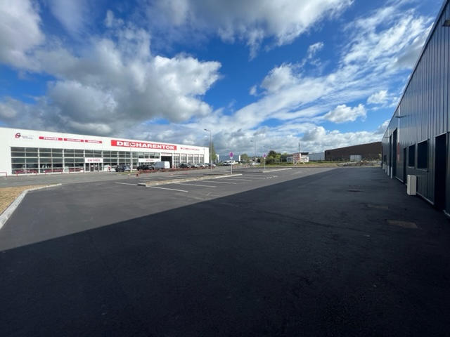 Local d'activité / Entrepôt - 242 m²