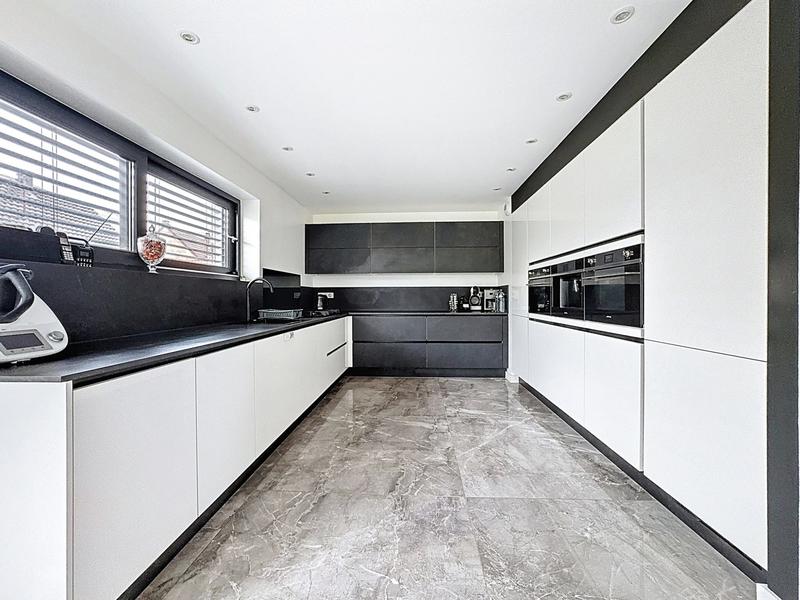 Maison - 196 m² - 8 pièces