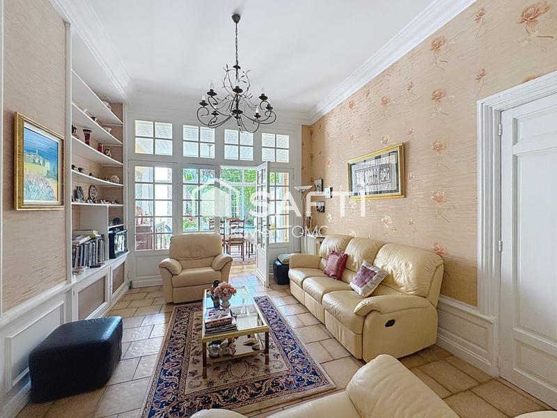 Maison - 216 m² - 10 pièces