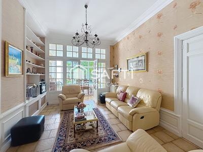 Maison - 216 m² - 10 pièces