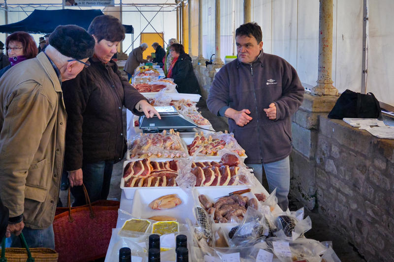 Marchés traditionnels au gras et aux truffes