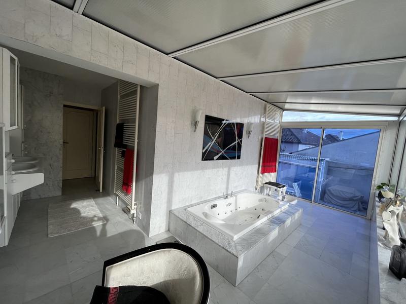 Maison - 230 m² - 6 pièces