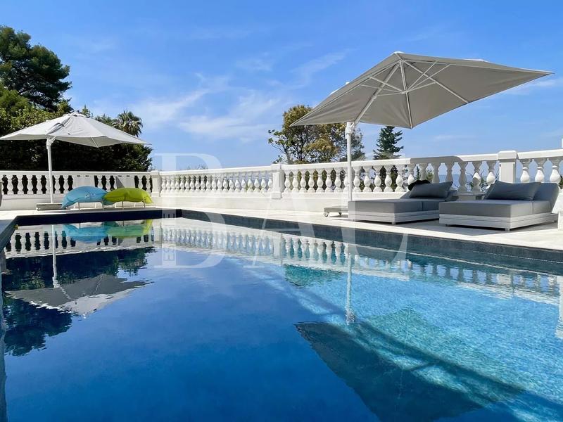 Villa - 545 m² - 12 pièces