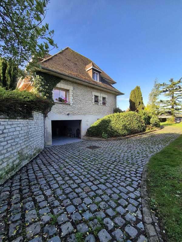 Maison - 180 m² - 8 pièces