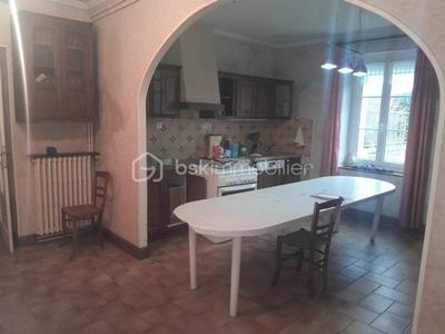 Maison - 650 m² - 6 pièces