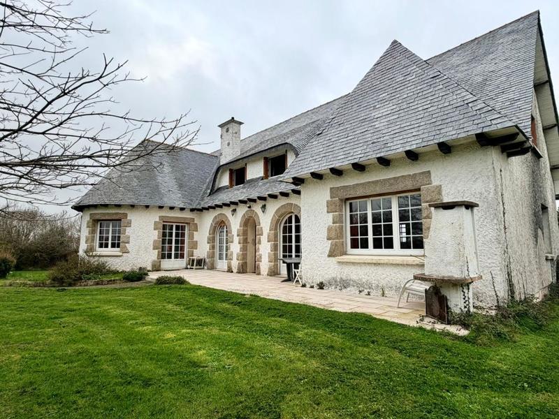 Maison - 230 m² - 9 pièces