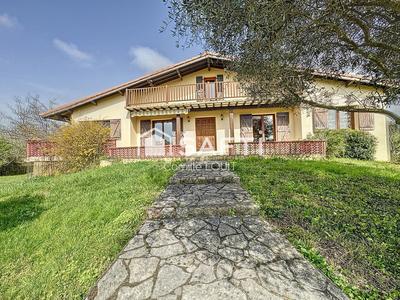 Maison - 217 m² - 8 pièces