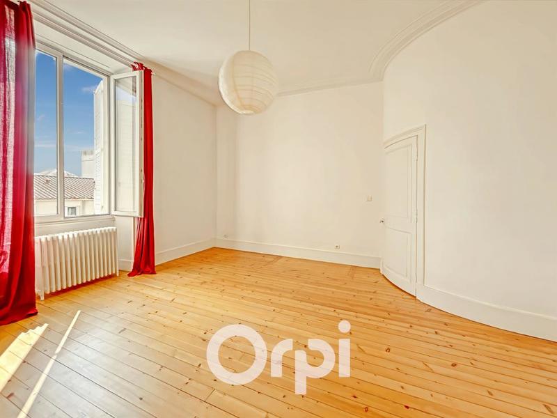 Maison - 231 m² - 8 pièces