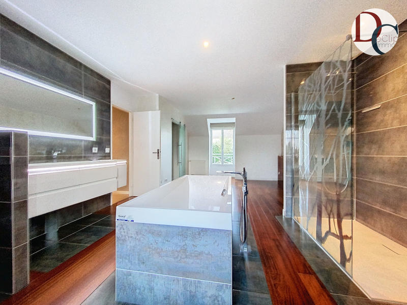 Maison - 203 m² - 8 pièces