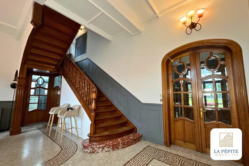 Maison - 305 m² - 13 pièces