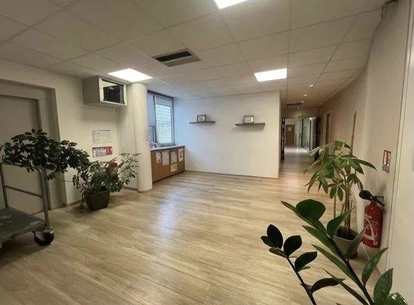 Bureau - 212 m² - 9 pièces